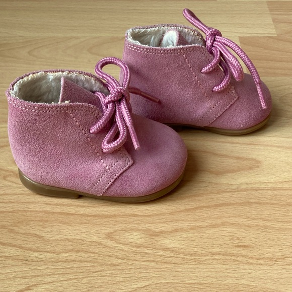 Cherokee: Pink suede chukka style boots. Size 1 (see dimensions in description) - Picture 6 of 8